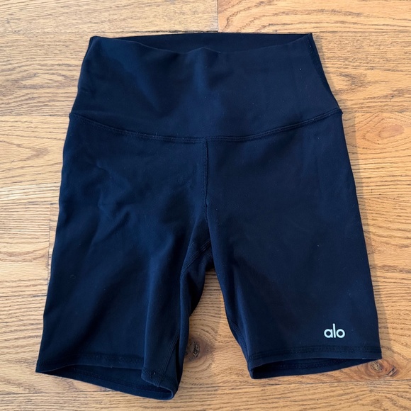 Alo Yoga 7" High-Waist Biker Short in Black AirBrush (Size XS) - Picture 3 of 8